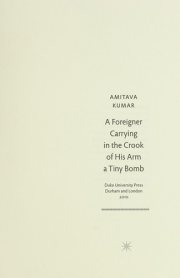 Couverture : A foreigner carrying in the crook of his arm a tiny bomb